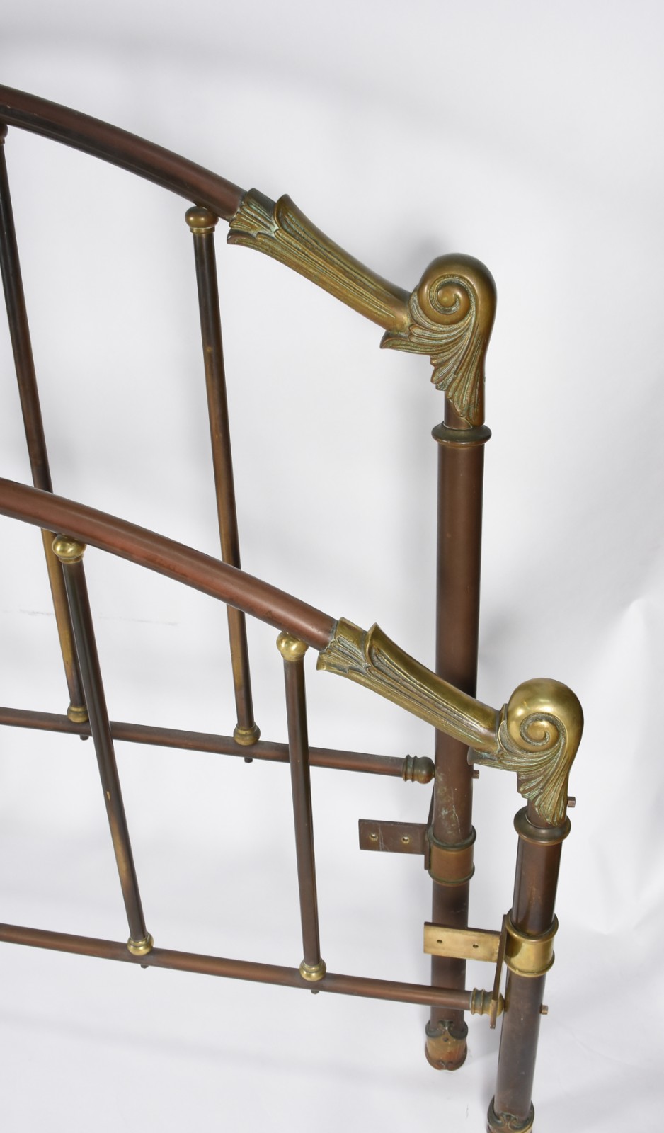 Cama de casal de metal completa com estrado (partes oxidadas). - foto 2 de 3