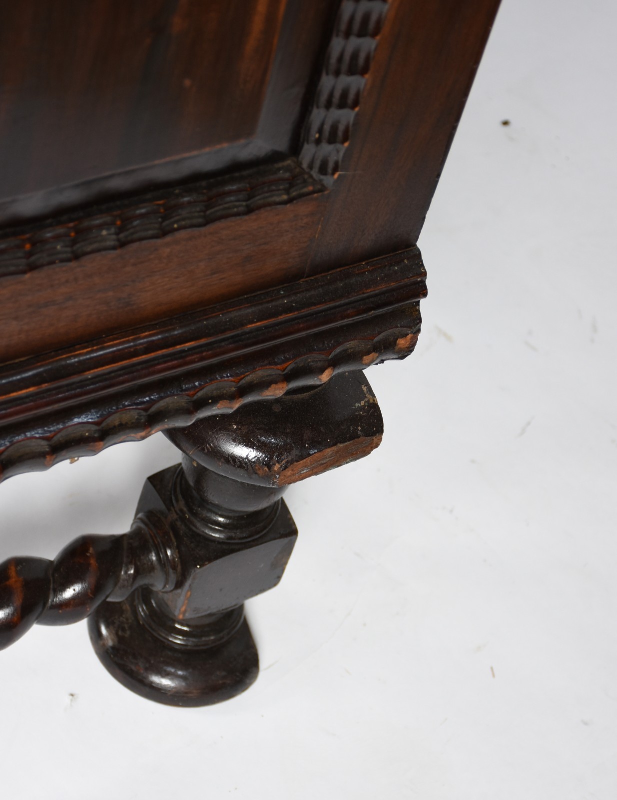 Buffet de madeira nobre com 2 portas entalhadas e 3 gavetas centrais... - foto 5 de 6
