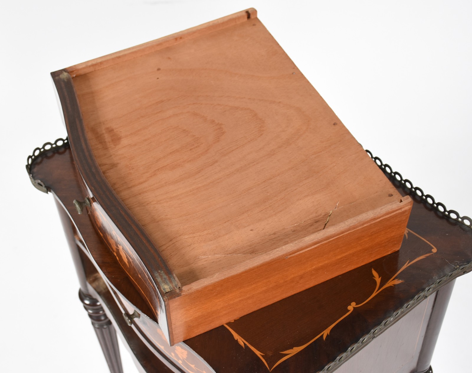 Mesa auxiliar de madeira nobre, tampo marchetado com gradinha de... - foto 4 de 7