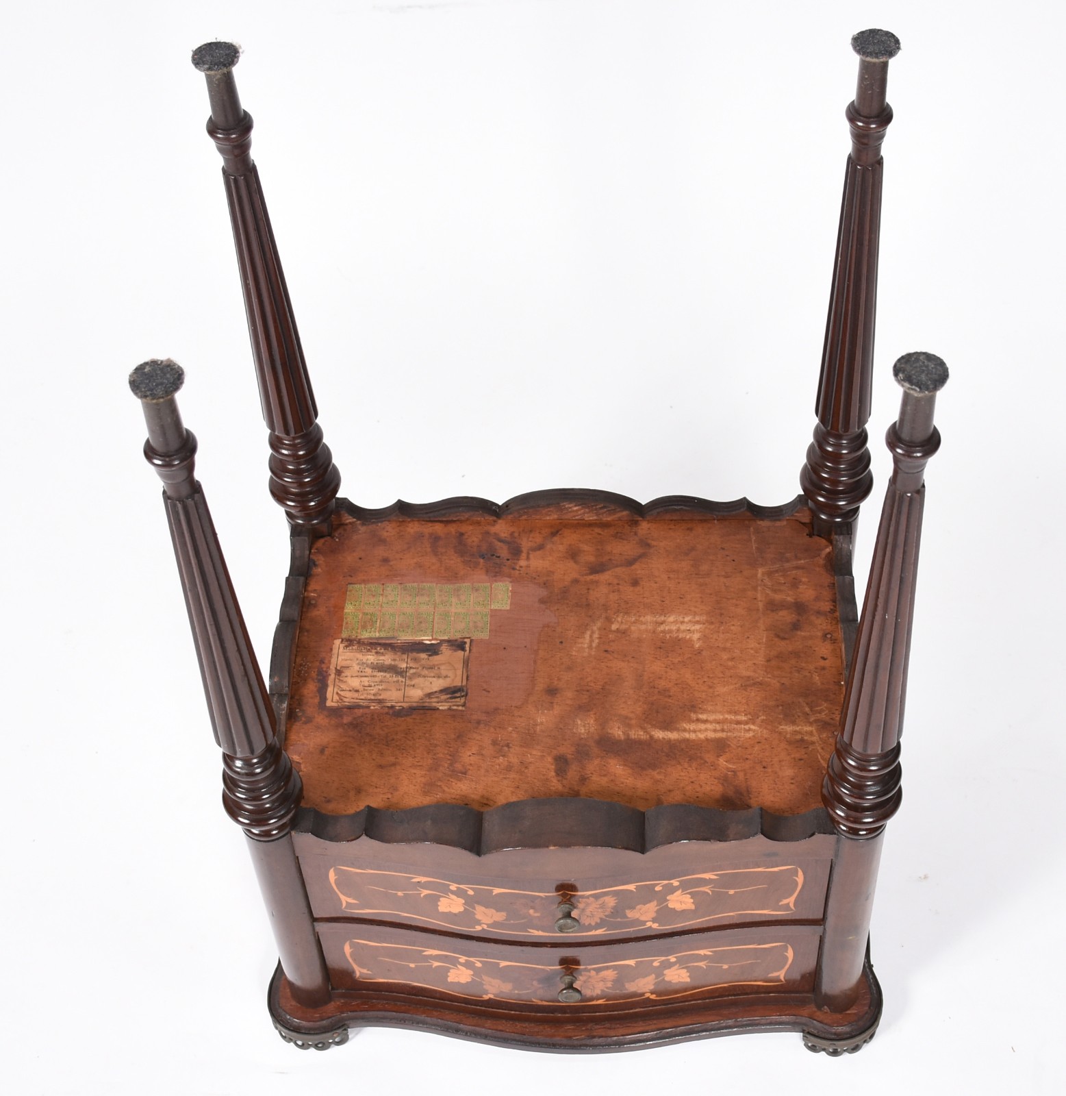 Mesa auxiliar de madeira nobre, tampo marchetado com gradinha de... - foto 5 de 7