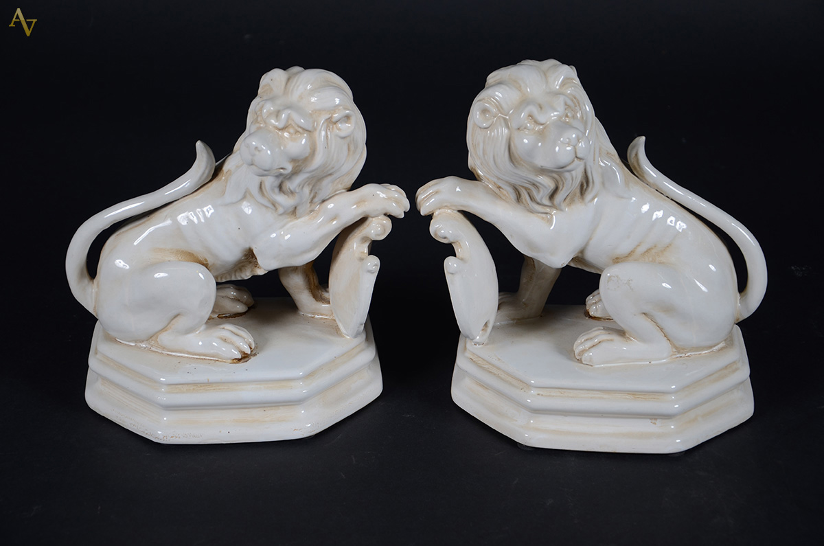 Par de Serre livres de porcelana oriental repres. leões. Altura: 25 cm - foto 1 de 3