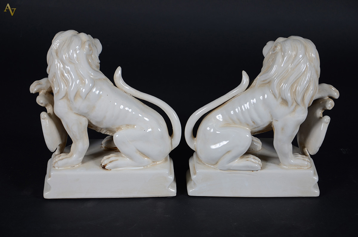 Par de Serre livres de porcelana oriental repres. leões. Altura: 25 cm - foto 3 de 3