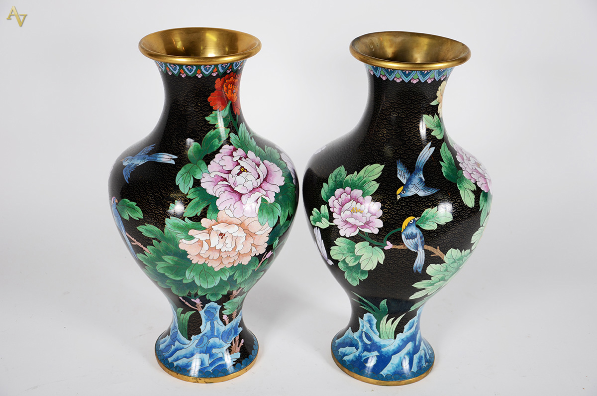 Par de vasos chineses em cloisonée floral com fundo preto. Altura: 53... - foto 1 de 2