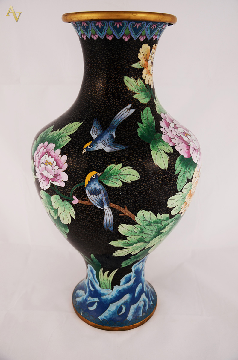 Par de vasos chineses em cloisonée floral com fundo preto. Altura: 53... - foto 2 de 2