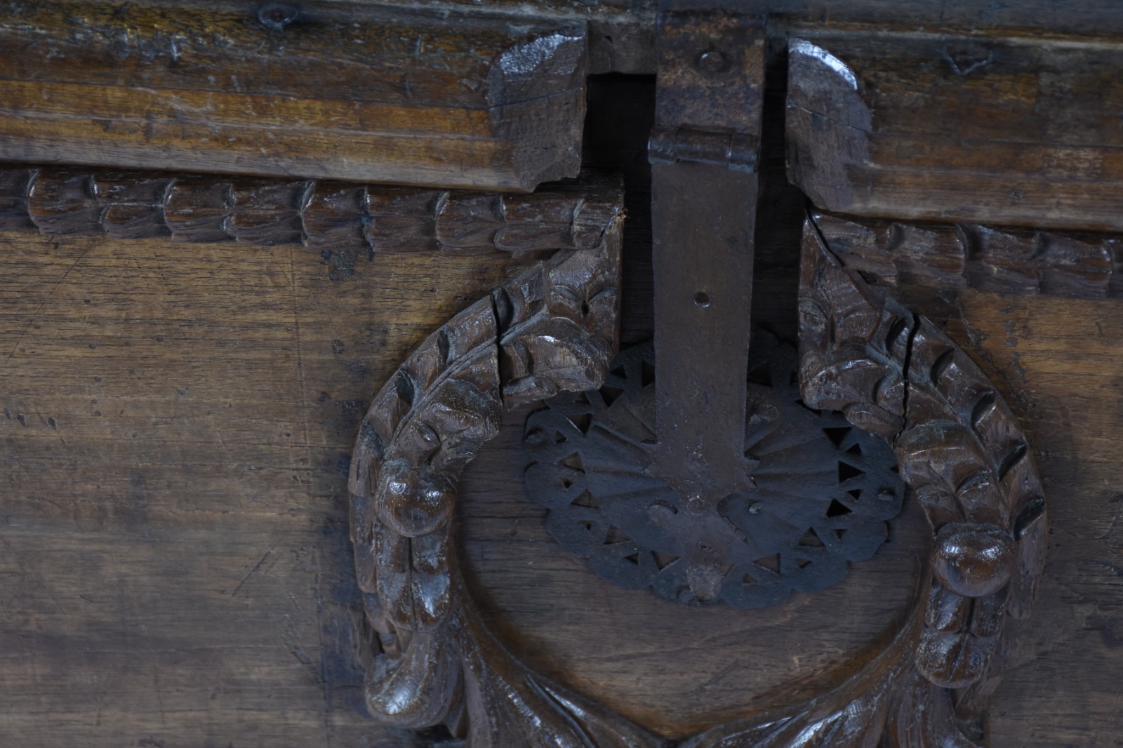Arca Portuguesa de madeira nobre, parte frontal com base em rico... - foto 5 de 10