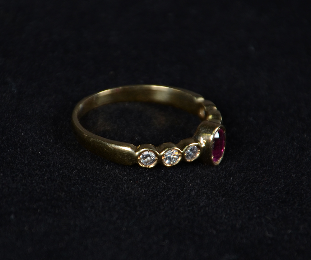 Anel em ouro 18 k com rubi oriental e 6 brilhntes. Peso Total: 3,1 g... - foto 1 de 2