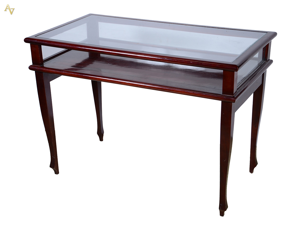 Mesa em mogno com tampo vitrine (com pequenos lascados). Medidas: 110...