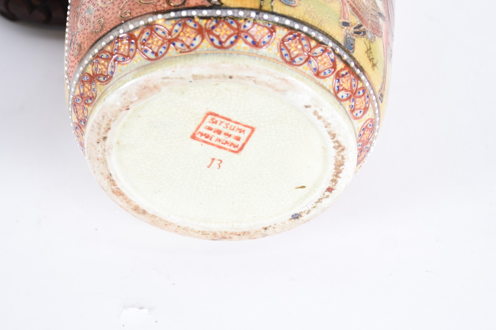 Quatro peças orientais, sendo prato de lacca branca, vaso de... - foto 6 de 6