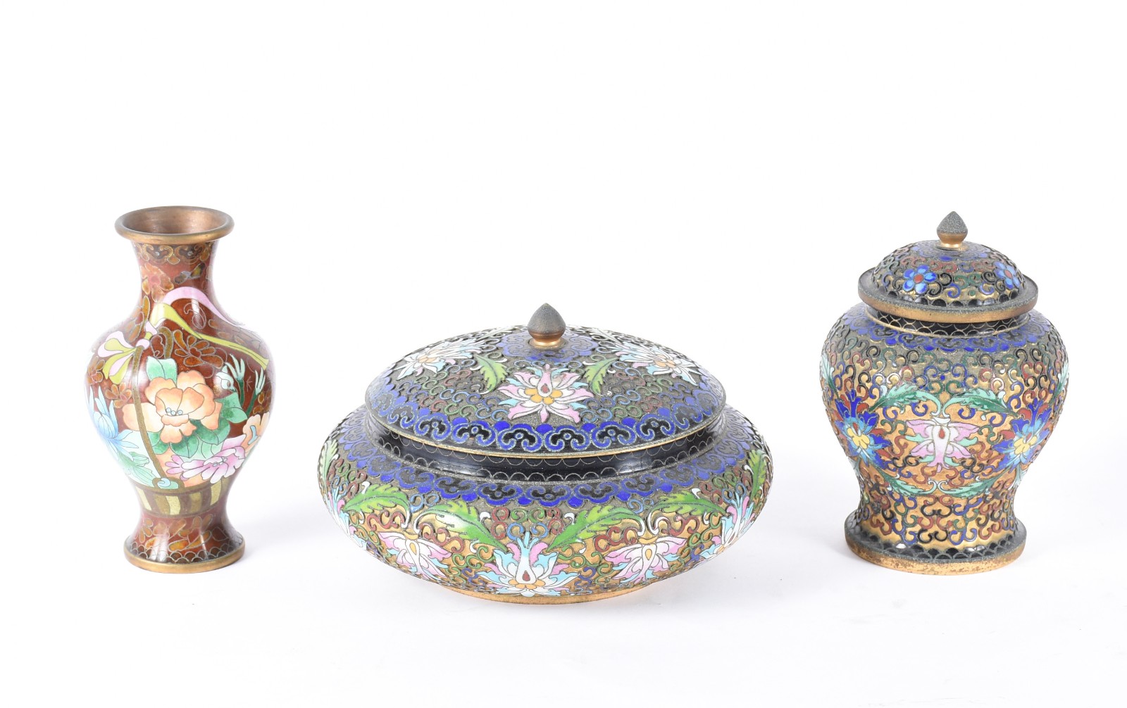 Três peças de cloisoné em policromia floral, sendo: potiche com... - foto 1 de 4