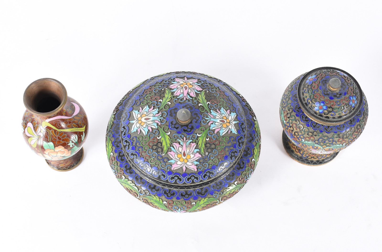 Três peças de cloisoné em policromia floral, sendo: potiche com... - foto 2 de 4
