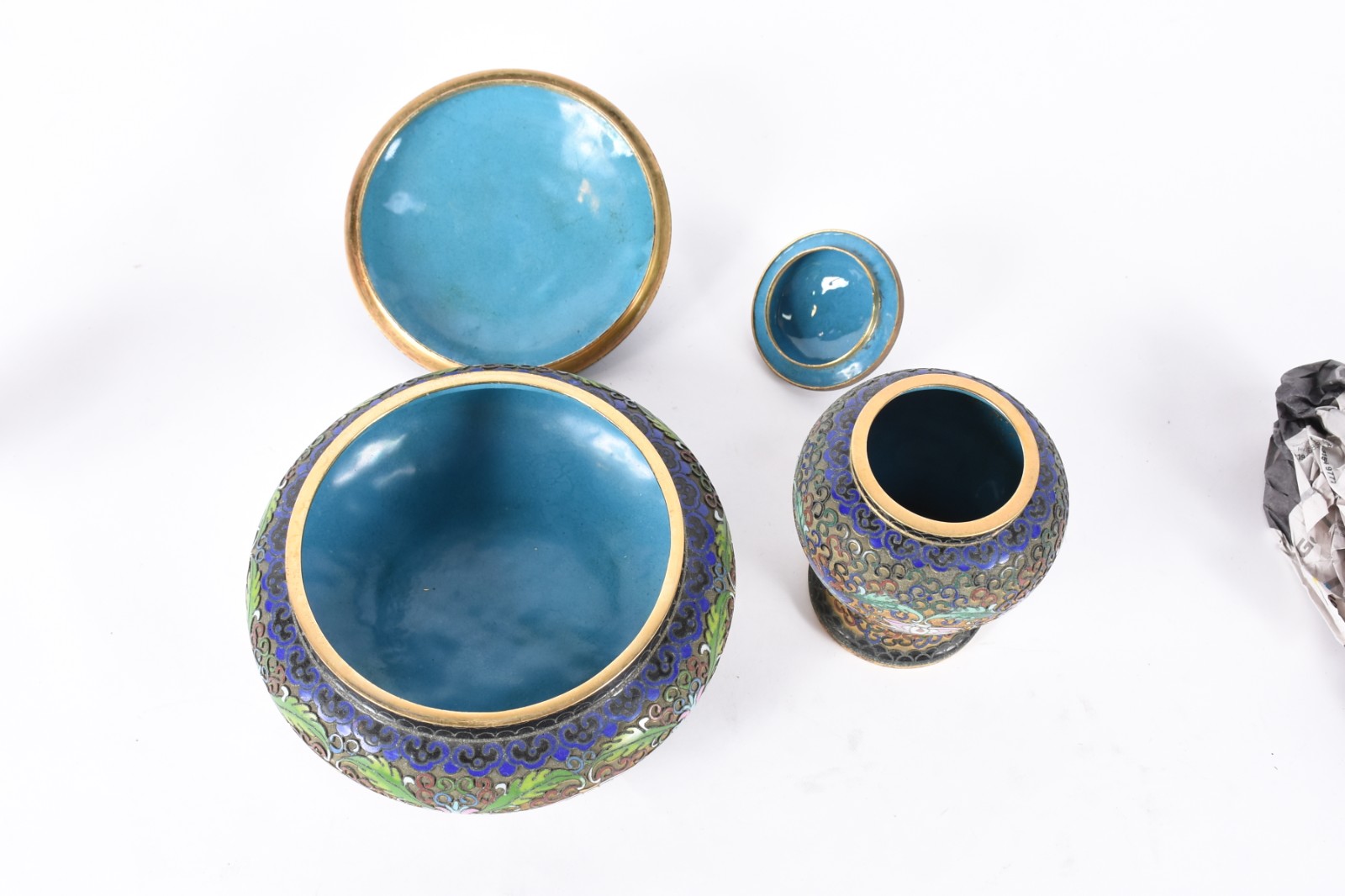 Três peças de cloisoné em policromia floral, sendo: potiche com... - foto 3 de 4