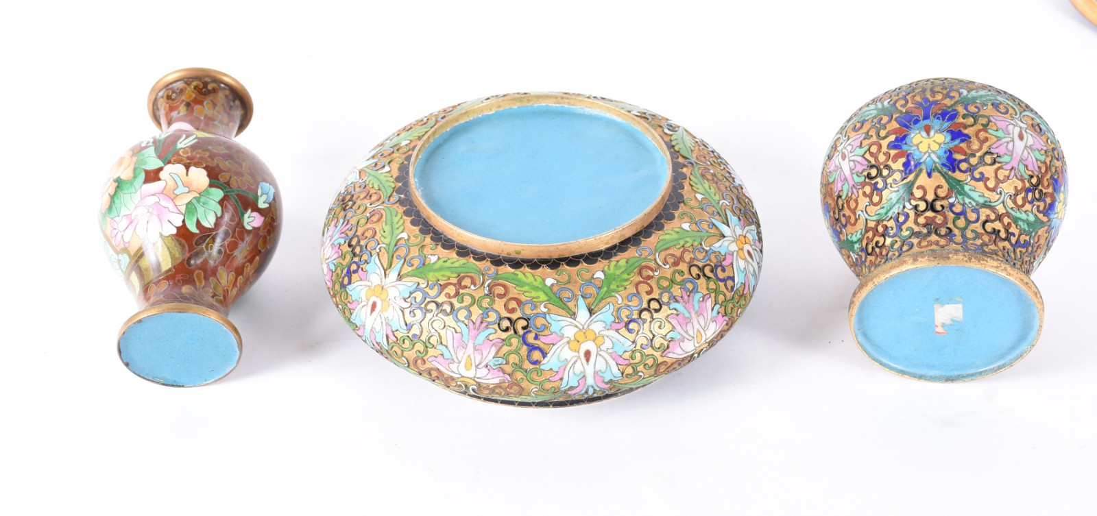 Três peças de cloisoné em policromia floral, sendo: potiche com... - foto 4 de 4
