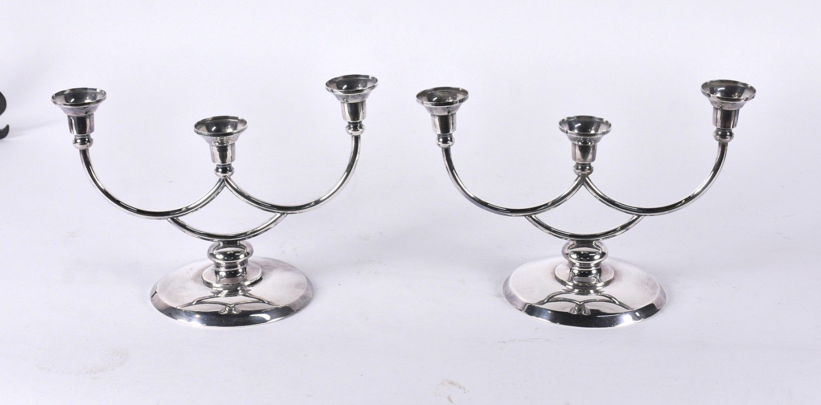 Par de candelabros de metal prateado para 3 velas cada. - foto 1 de 6