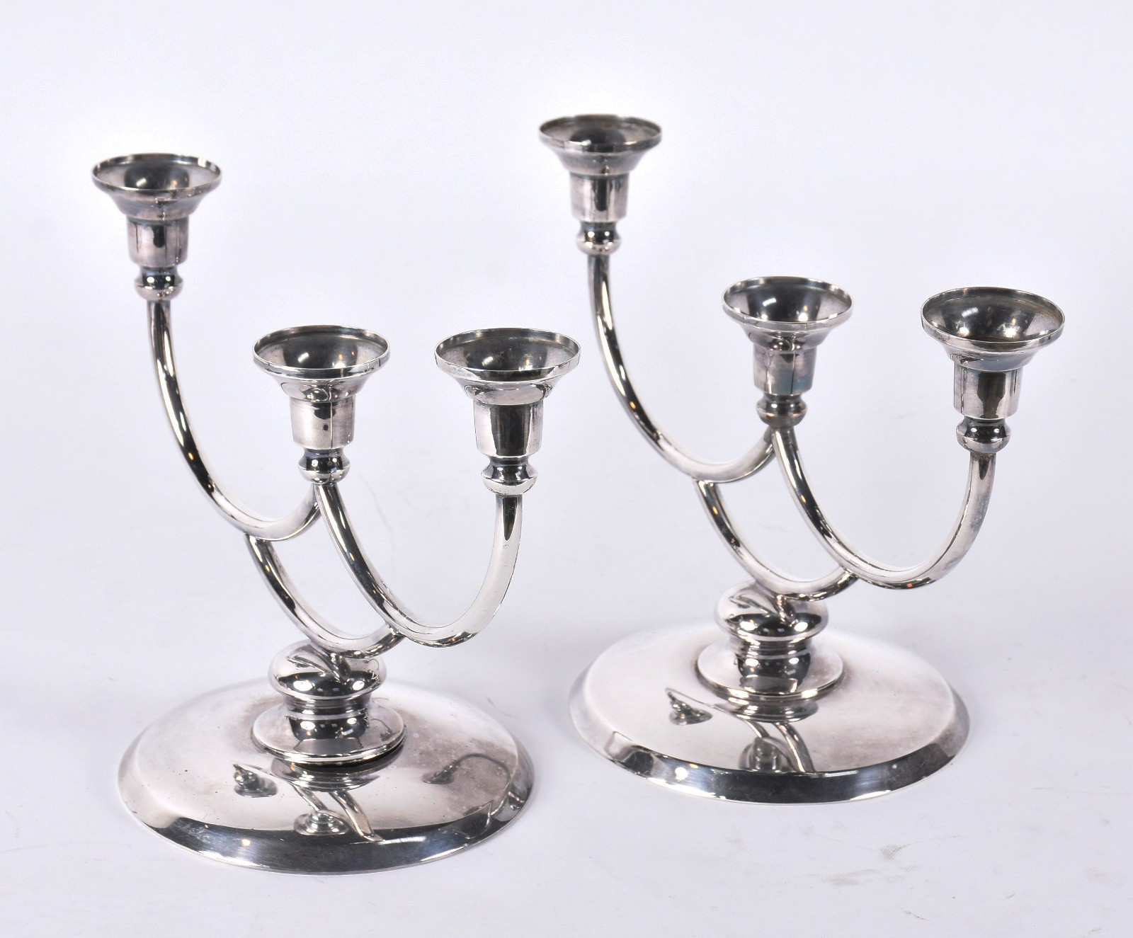 Par de candelabros de metal prateado para 3 velas cada. - foto 3 de 6