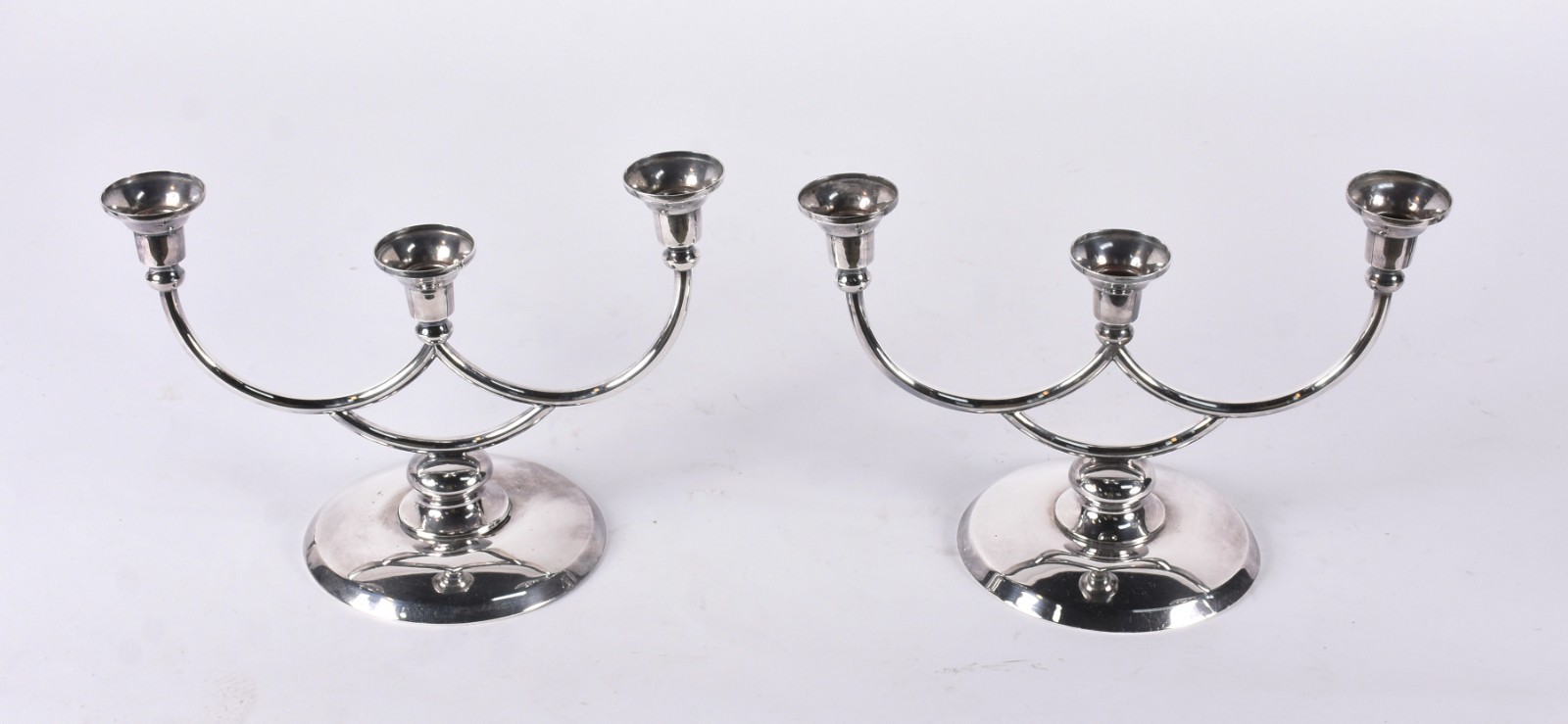 Par de candelabros de metal prateado para 3 velas cada. - foto 4 de 6