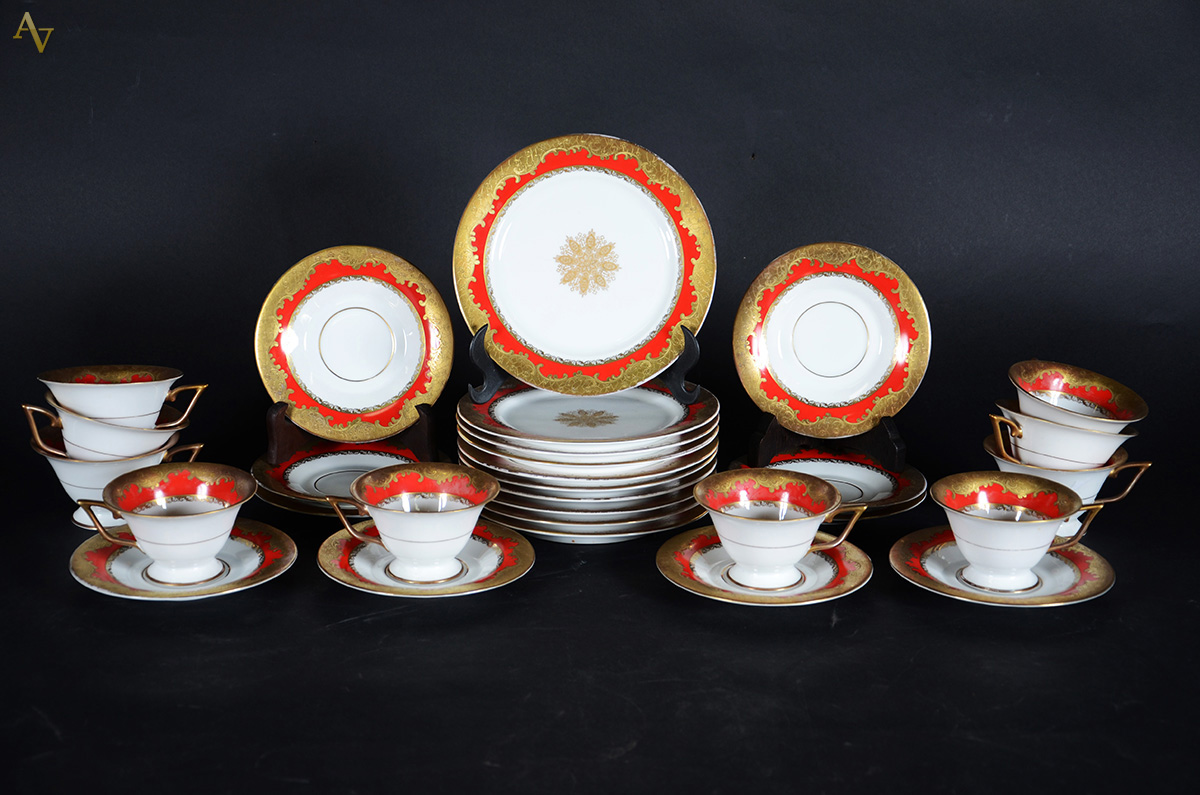 Conjunto de 10 xícaras com pires e 10 pratos para bolo em porcelana...