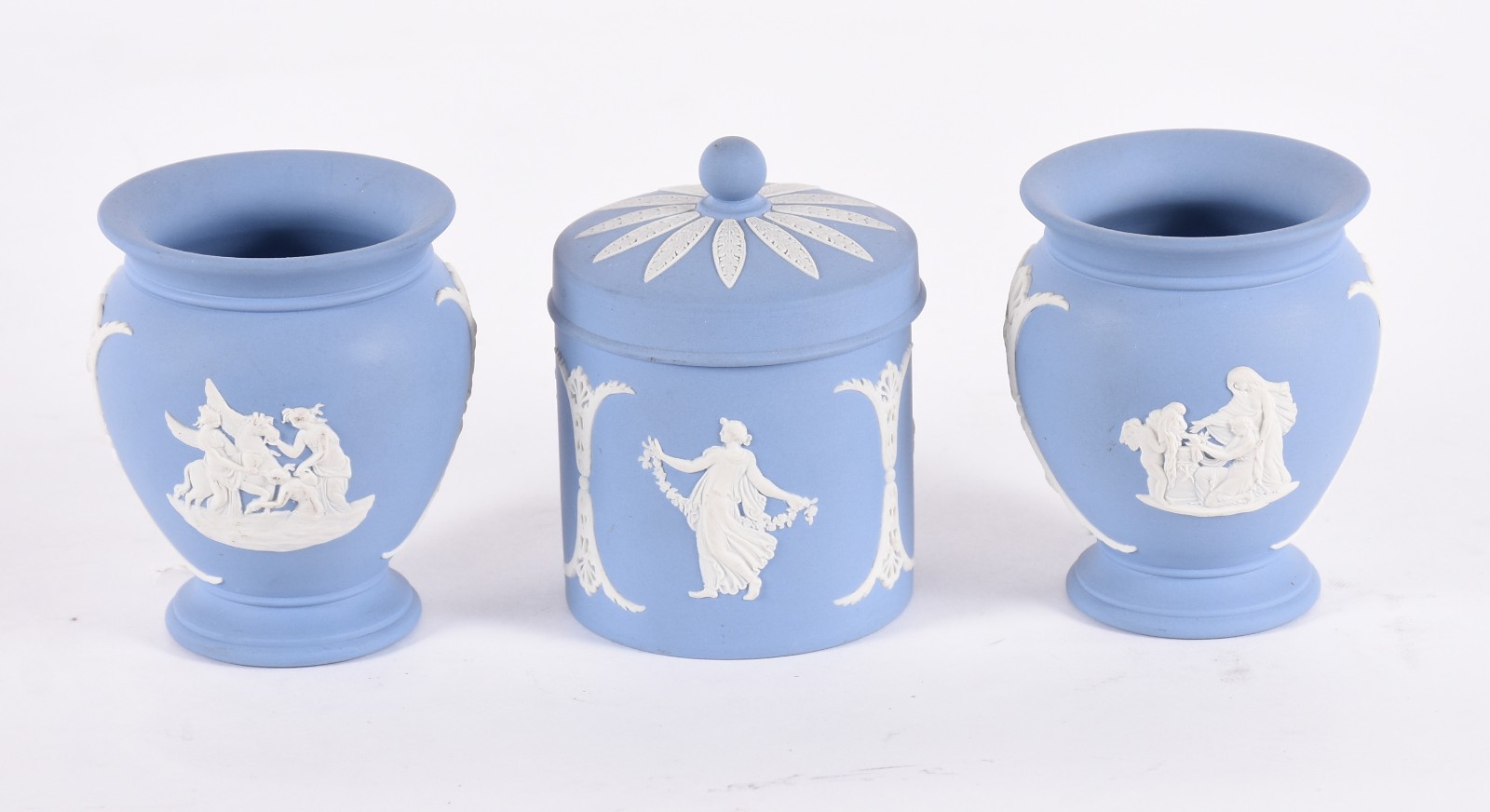 Três peças de porcelana inglesa wedgwood na cor azul, sendo par de... - foto 1 de 6