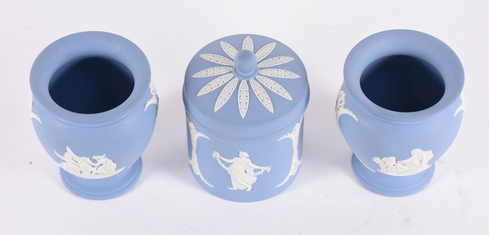 Três peças de porcelana inglesa wedgwood na cor azul, sendo par de... - foto 2 de 6