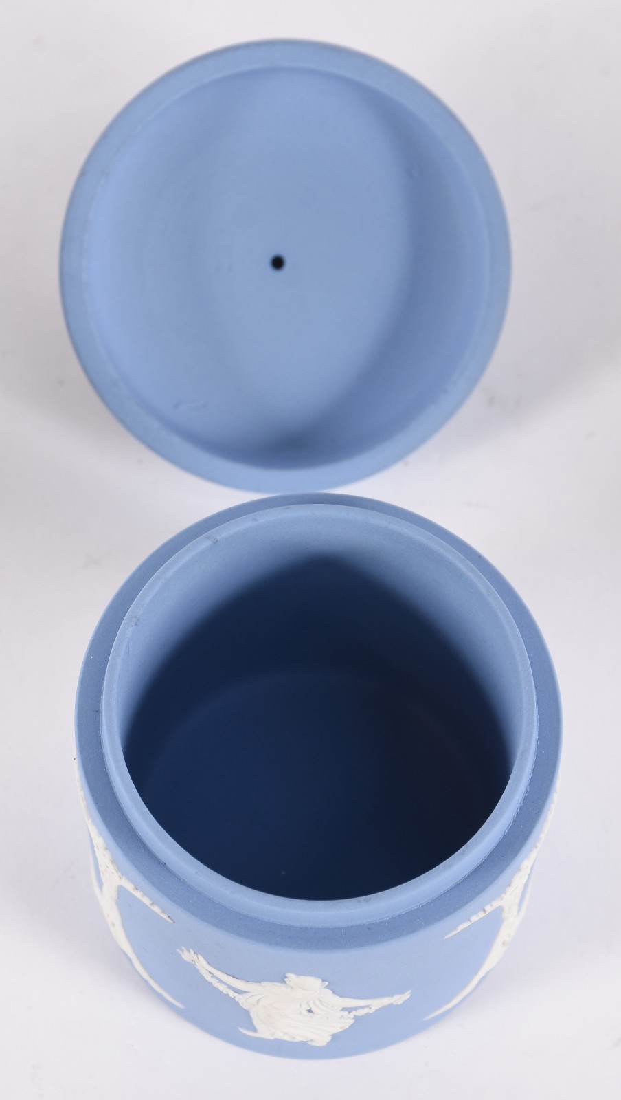 Três peças de porcelana inglesa wedgwood na cor azul, sendo par de... - foto 3 de 6