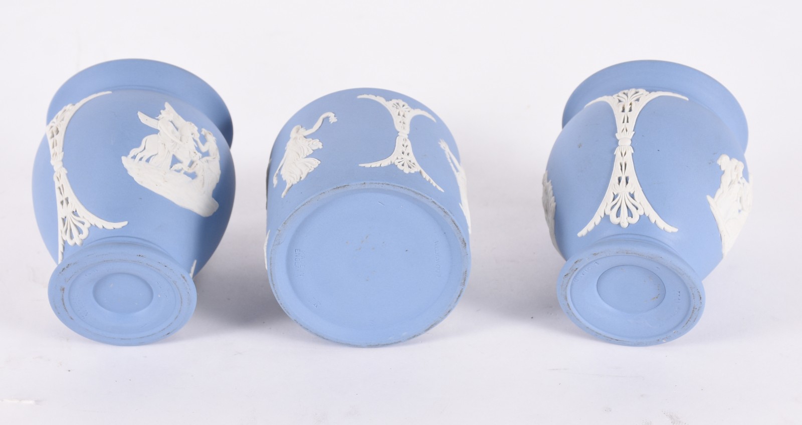 Três peças de porcelana inglesa wedgwood na cor azul, sendo par de... - foto 4 de 6