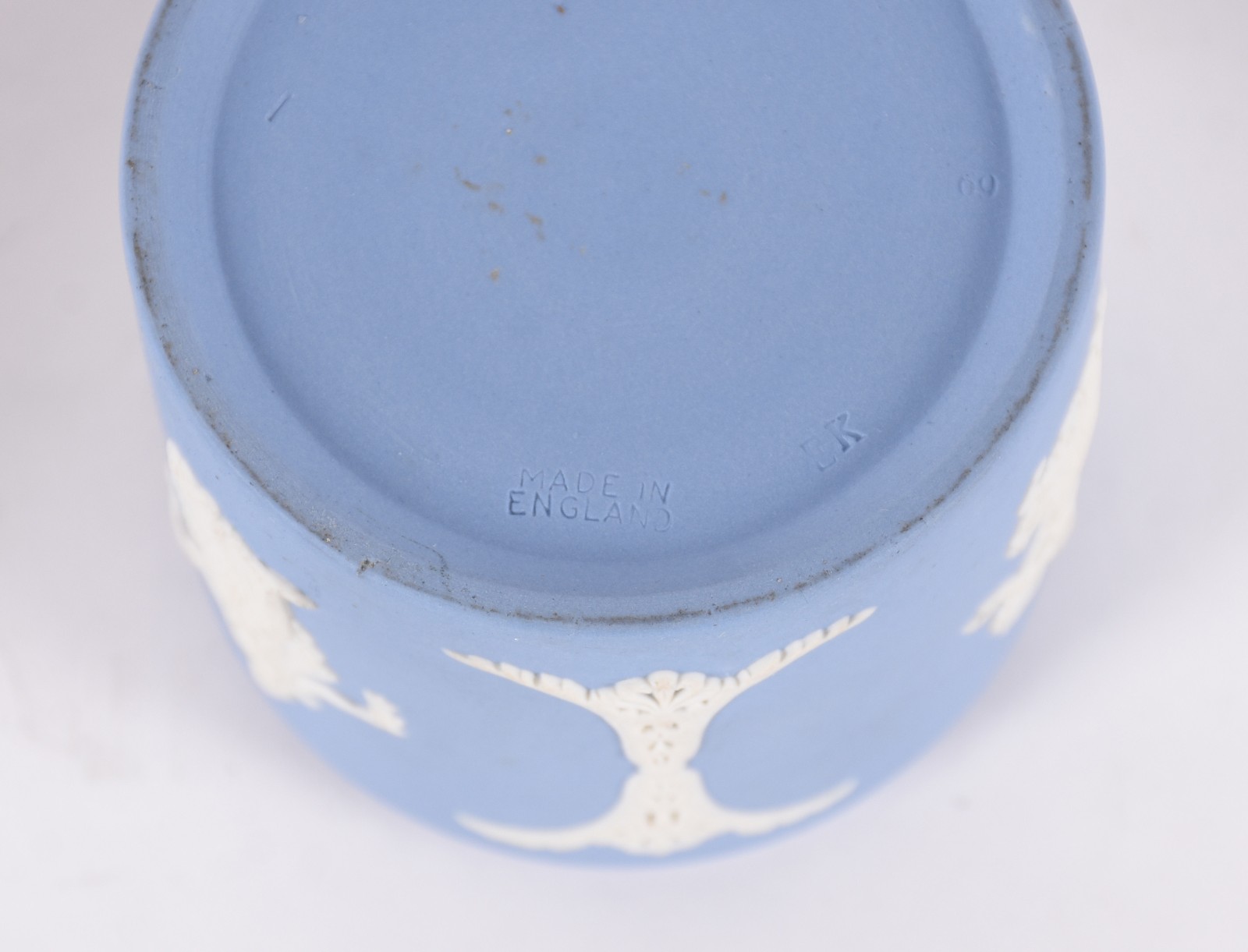 Três peças de porcelana inglesa wedgwood na cor azul, sendo par de... - foto 5 de 6