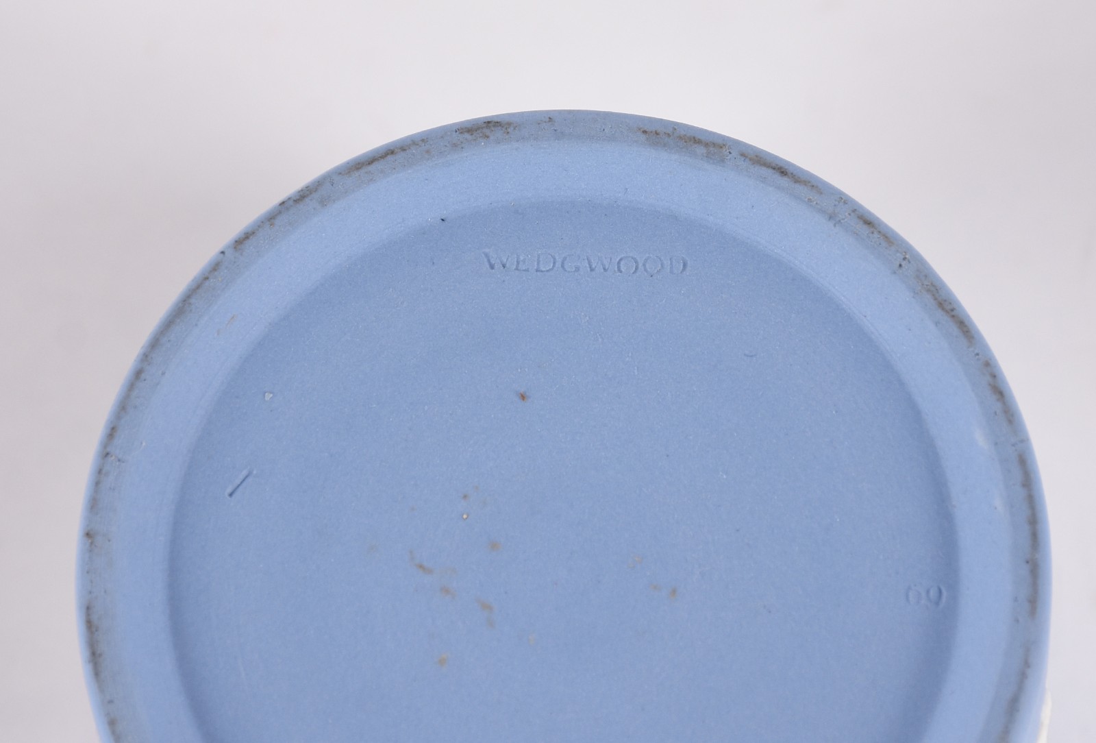 Três peças de porcelana inglesa wedgwood na cor azul, sendo par de... - foto 6 de 6