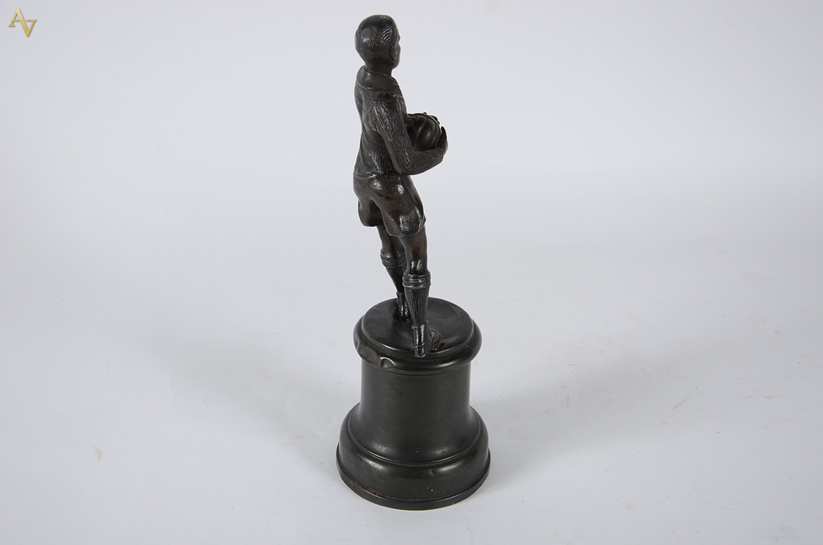 Escultura em bronze rep. jogador de football, déc. de 40. Alt. 36 cm - foto 3 de 4