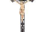 Excepcional figura de Cristo ricamente esculpid... - Excepcional figura de Cristo ricamente esculpida em marfim sobre crucifixo de madeira trabalhada. Século XIX.
