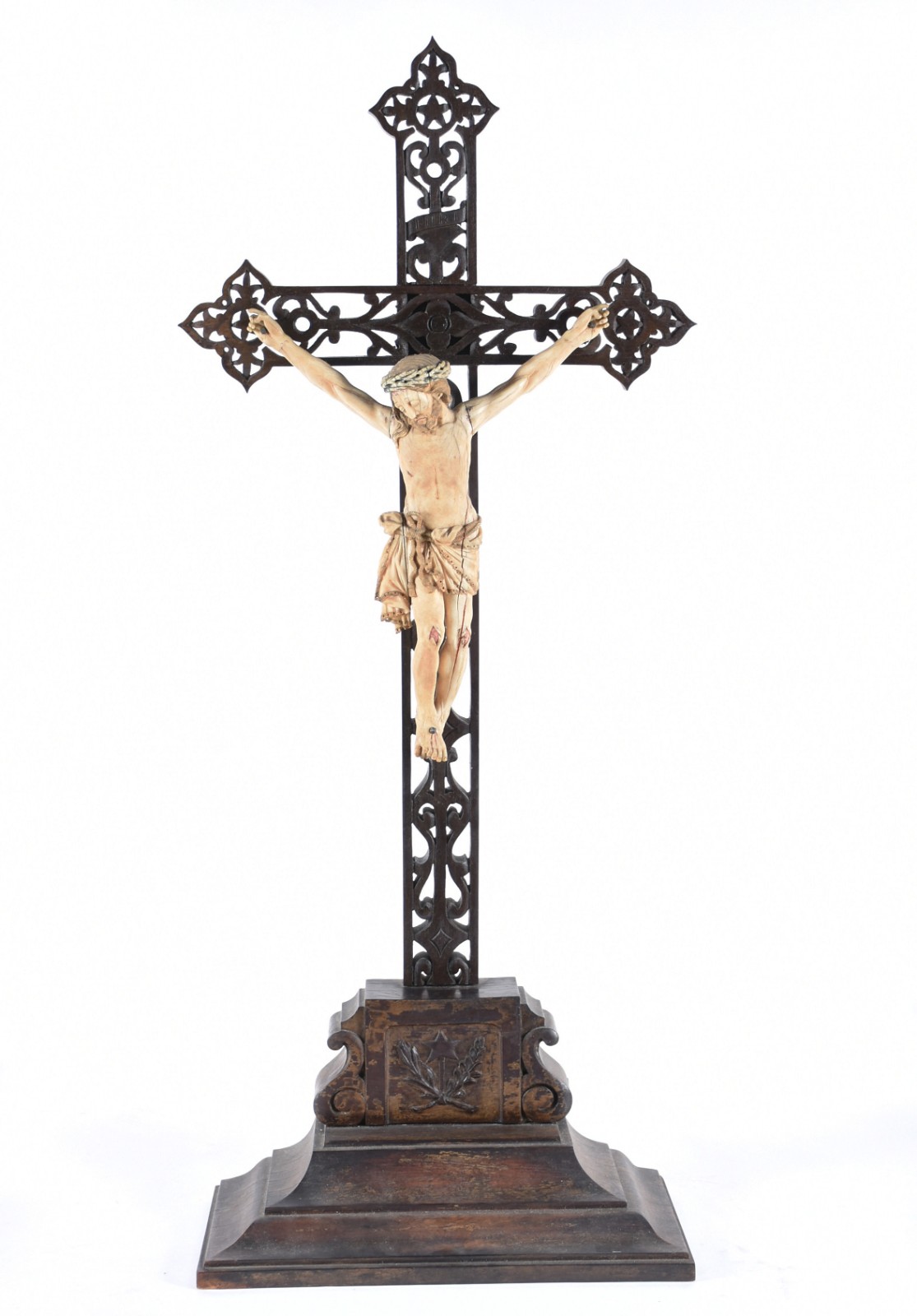 Excepcional figura de Cristo ricamente esculpida em marfim sobre... - foto 1 de 4