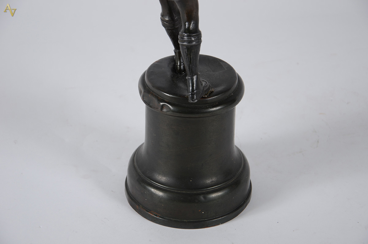 Escultura em bronze rep. jogador de football, déc. de 40. Alt. 36 cm - foto 4 de 4