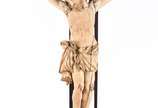 Excepcional figura de Cristo ricamente esculpid... - Excepcional figura de Cristo ricamente esculpida em marfim sobre crucifixo de madeira trabalhada. Século XIX.