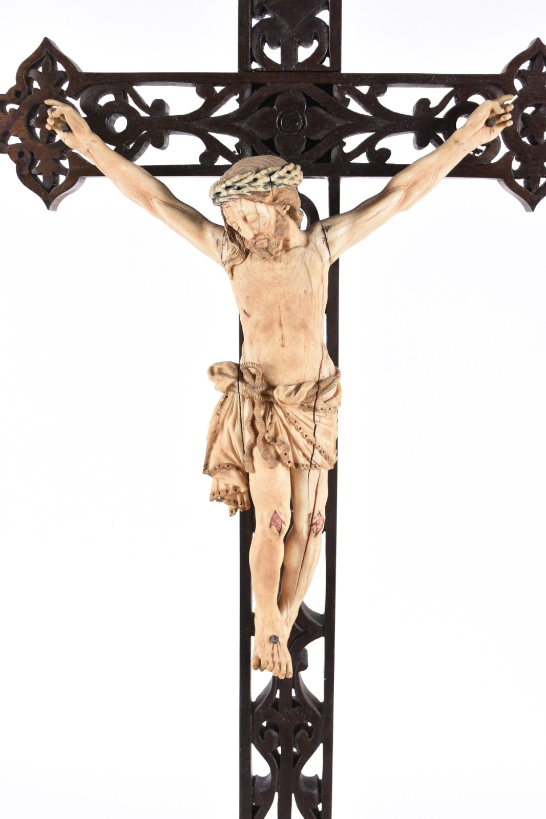 Excepcional figura de Cristo ricamente esculpida em marfim sobre... - foto 2 de 4