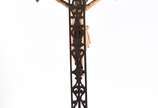 Excepcional figura de Cristo ricamente esculpid... - Excepcional figura de Cristo ricamente esculpida em marfim sobre crucifixo de madeira trabalhada. Século XIX.