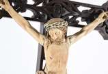 Excepcional figura de Cristo ricamente esculpid... - Excepcional figura de Cristo ricamente esculpida em marfim sobre crucifixo de madeira trabalhada. Século XIX.
