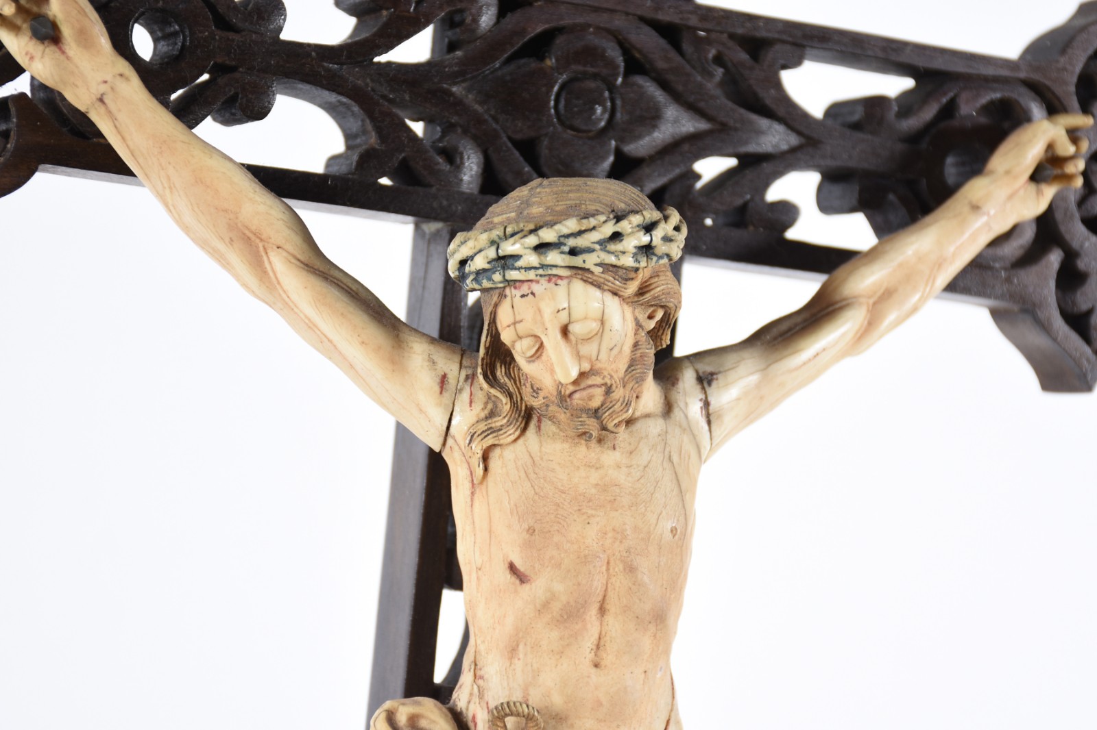 Excepcional figura de Cristo ricamente esculpida em marfim sobre... - foto 4 de 4