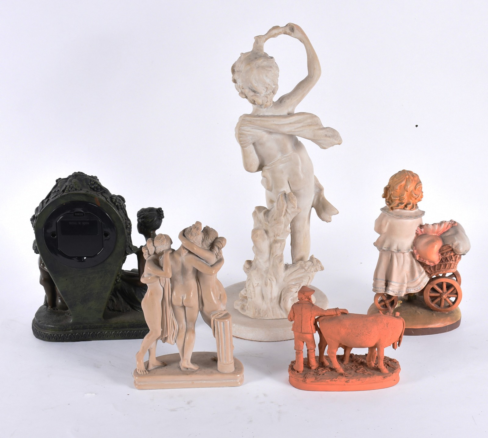 Cinco estatuetas diversas, sendo quatro de material sintérico... - foto 2 de 10