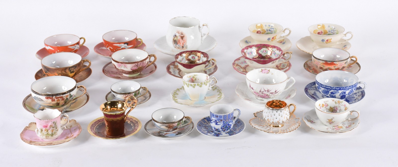 Coleção com vinte e uma xícaras para chá e café de porcelana de... - foto 1 de 7