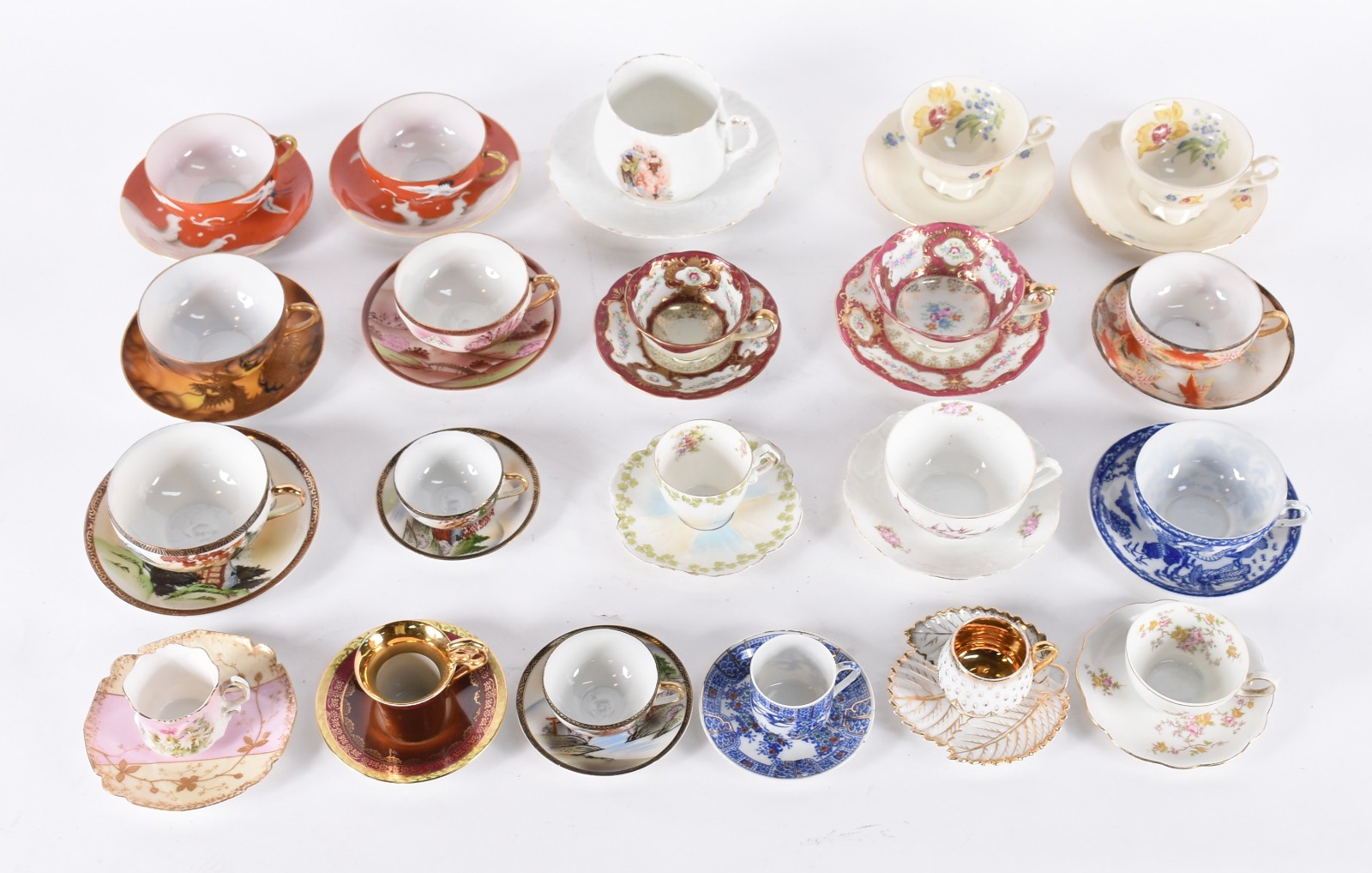 Coleção com vinte e uma xícaras para chá e café de porcelana de... - foto 2 de 7