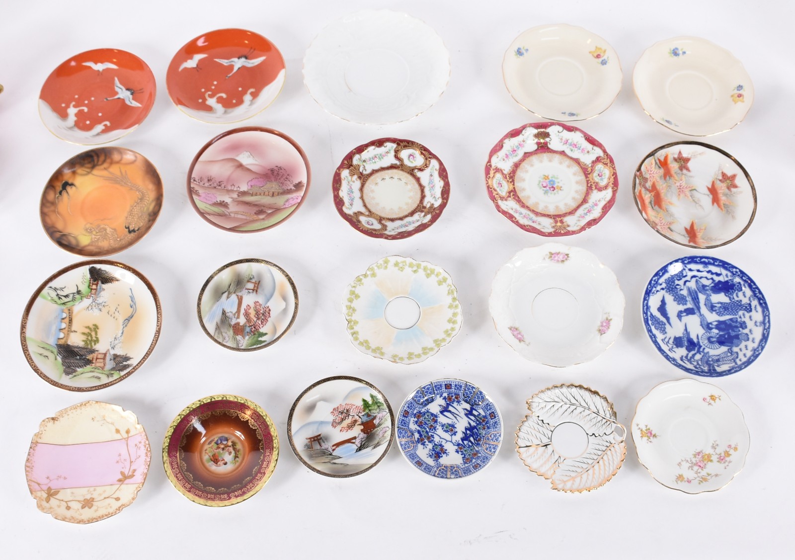 Coleção com vinte e uma xícaras para chá e café de porcelana de... - foto 3 de 7