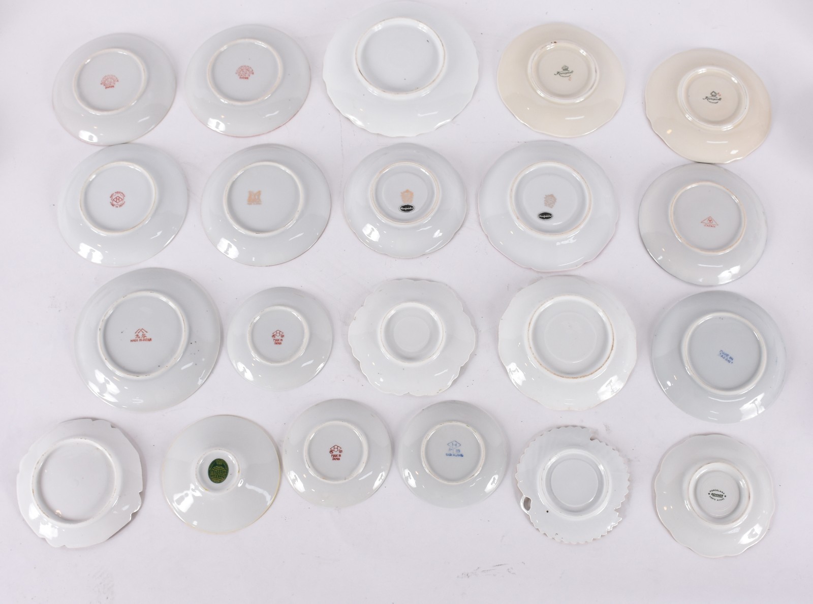 Coleção com vinte e uma xícaras para chá e café de porcelana de... - foto 4 de 7