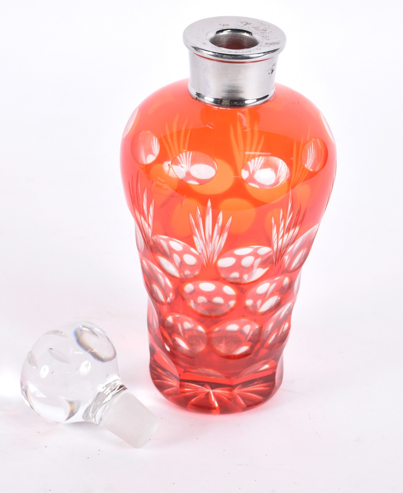 Garrafa de cristal doublé na cor vermelha alaranjada, lapidada com... - foto 2 de 4