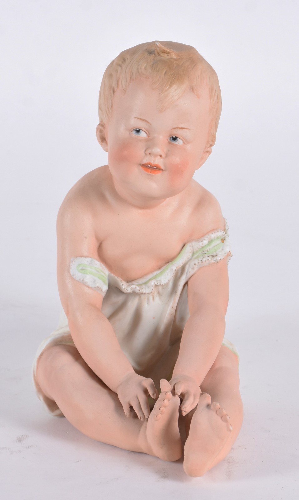 Grande figura de "Bebê" de biscuit policromado. - foto 1 de 5