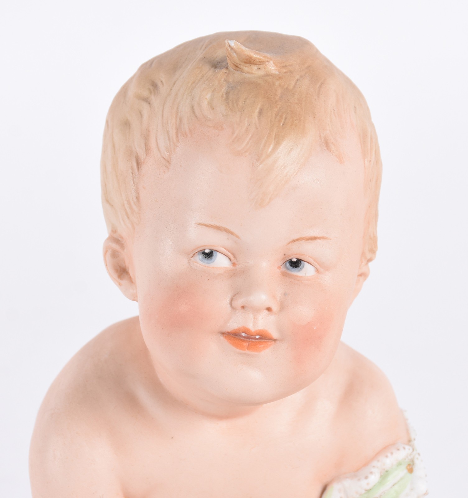 Grande figura de "Bebê" de biscuit policromado. - foto 4 de 5