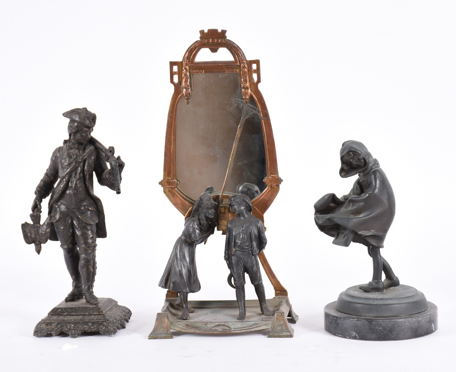 Três esculturas diversas, sendo: casal de petit bronze com espelho ao... - foto 1 de 6