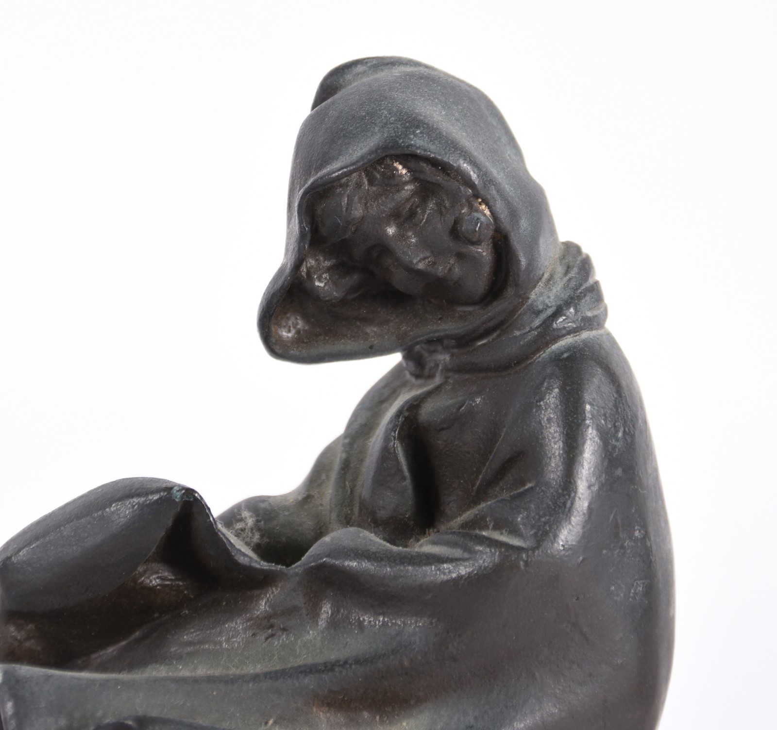 Três esculturas diversas, sendo: casal de petit bronze com espelho ao... - foto 3 de 6