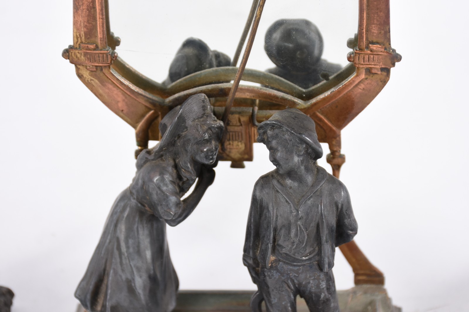 Três esculturas diversas, sendo: casal de petit bronze com espelho ao... - foto 4 de 6