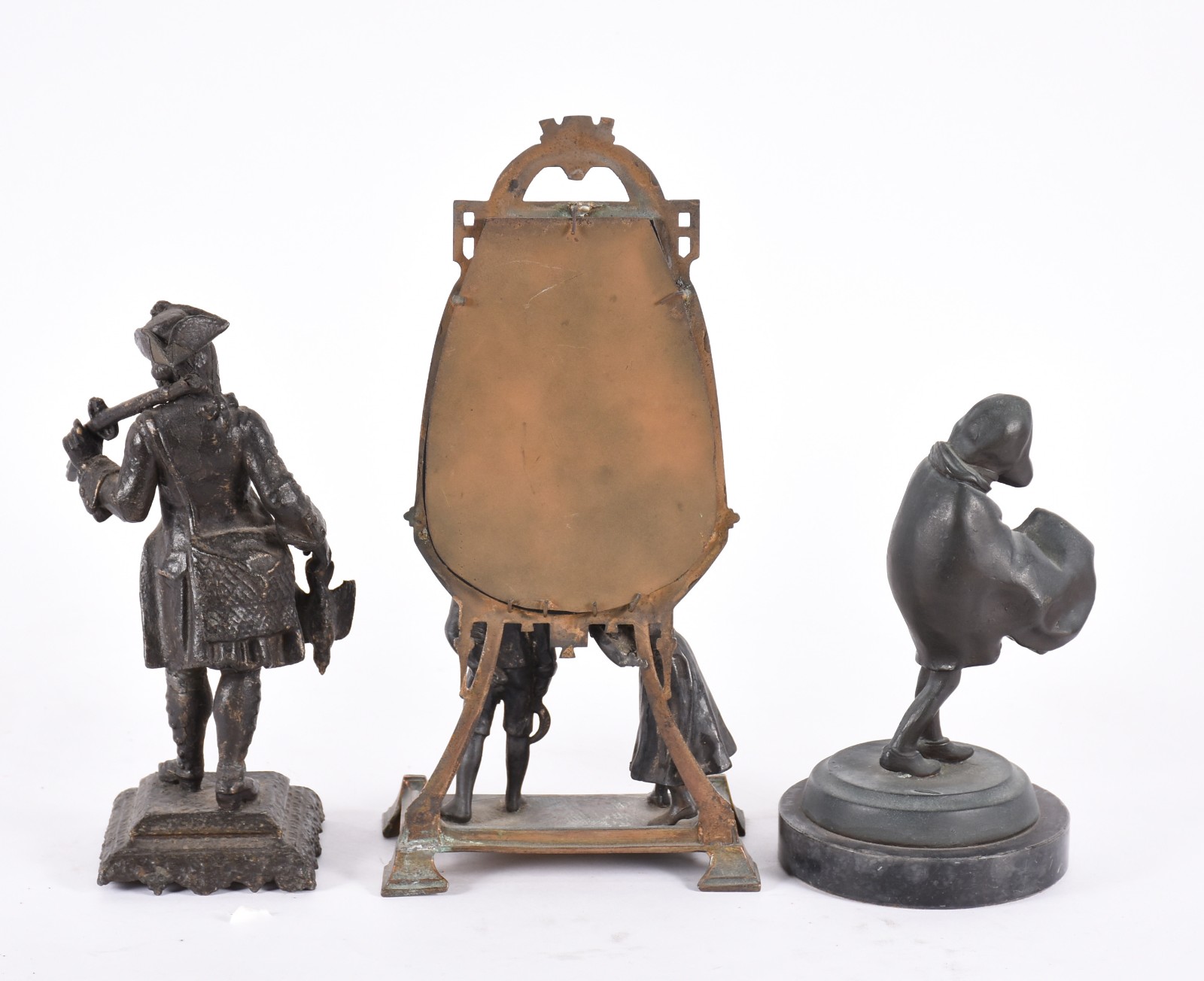 Três esculturas diversas, sendo: casal de petit bronze com espelho ao... - foto 5 de 6