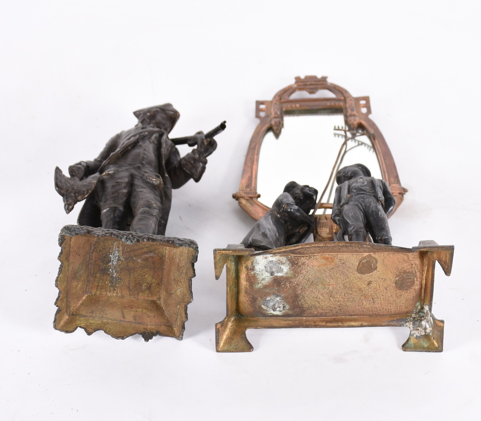 Três esculturas diversas, sendo: casal de petit bronze com espelho ao... - foto 6 de 6