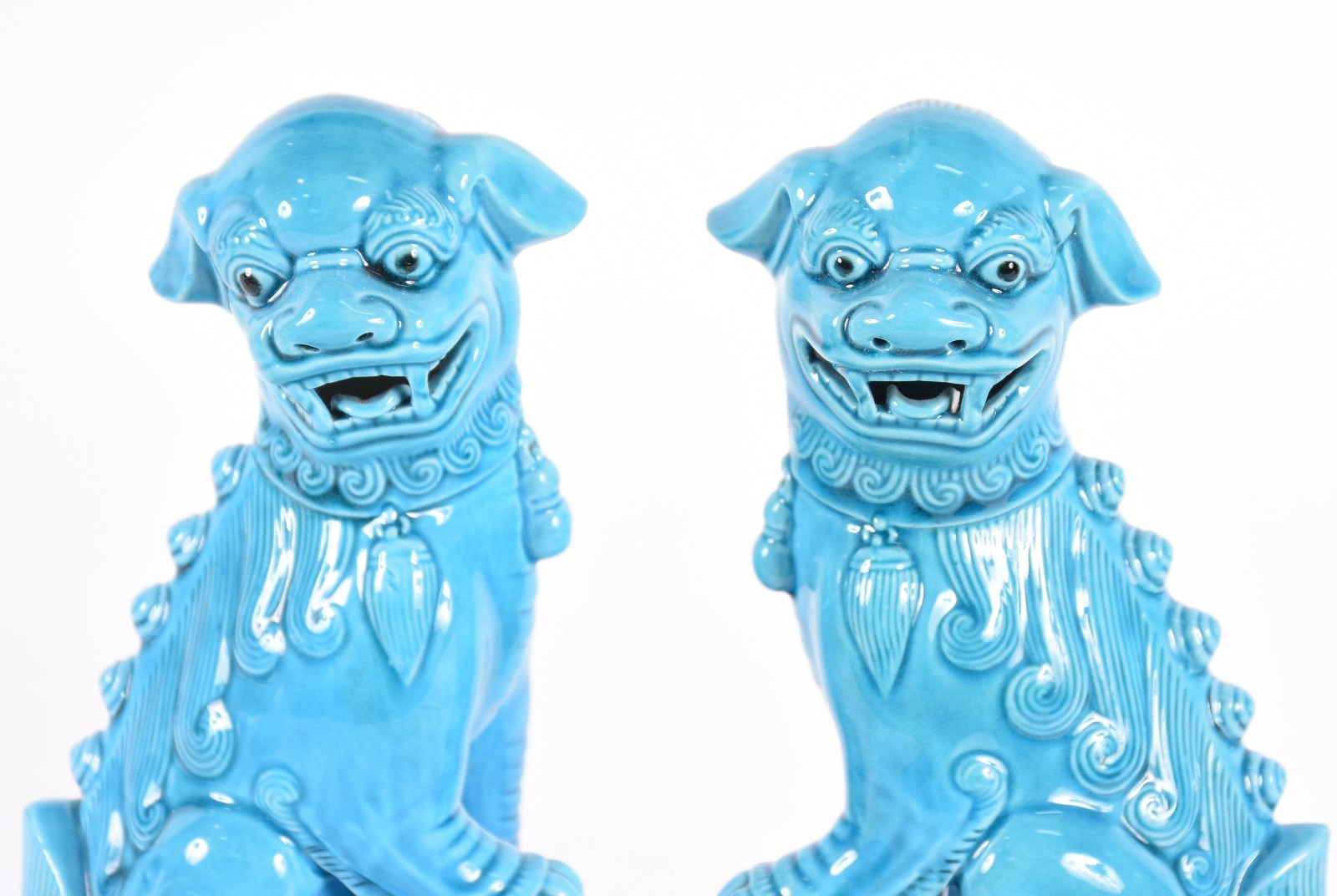 Par de cães de fó de porcelana azul turquesa, pequeno lascado na base. - foto 4 de 6