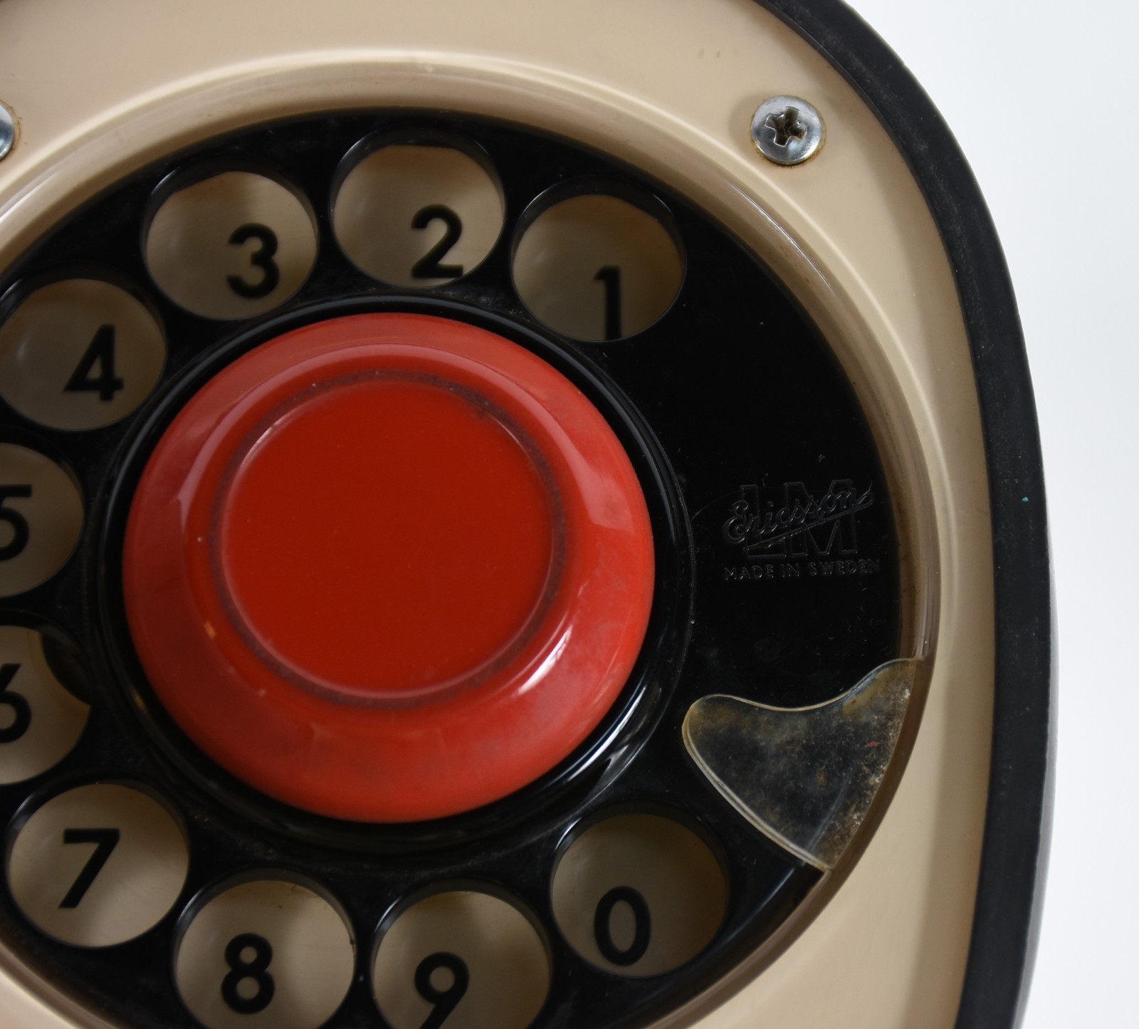 Telefone modelo "JK" na cor bege, fabricante sueco Ericsson. Anos 60... - foto 4 de 4